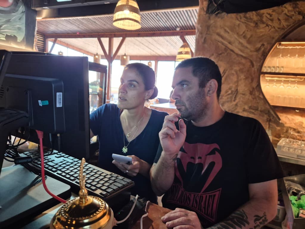 דלפק הבר ומקרר המשקאות לצד אזור הישיבה